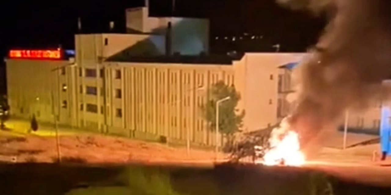 Sinop’ta seyir halindeki otomobil alev alev yandı