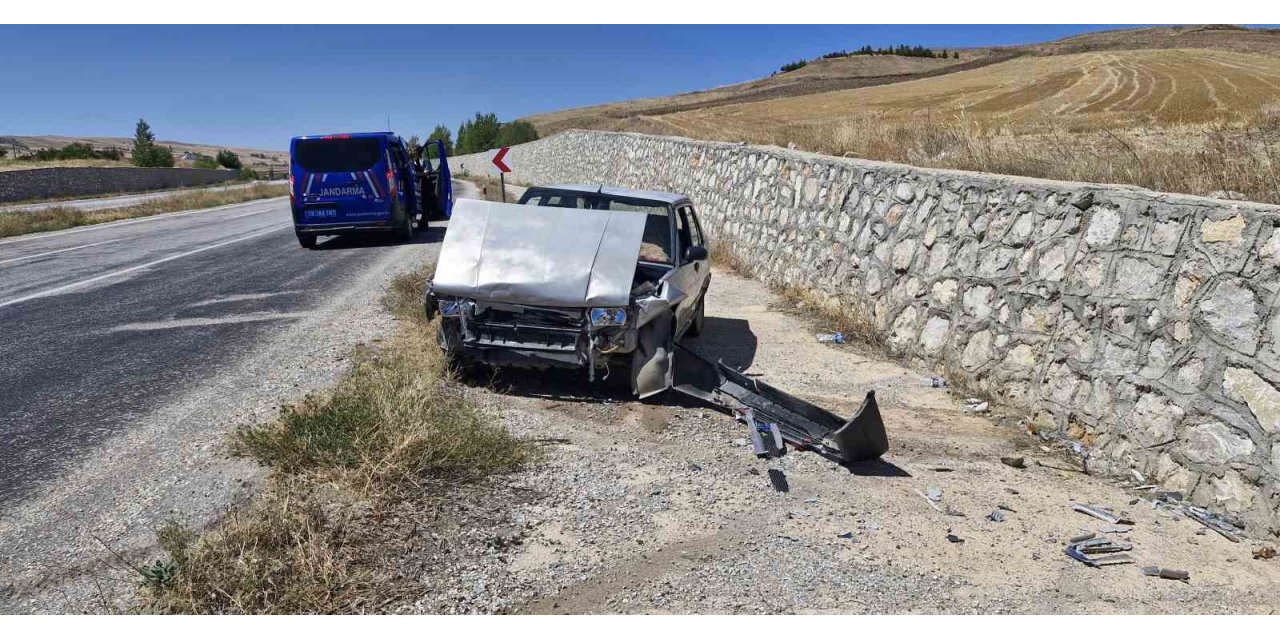 Kontrolden çıkan Fiat Tofaş otomobil duvara çarptı: 2 yaralı