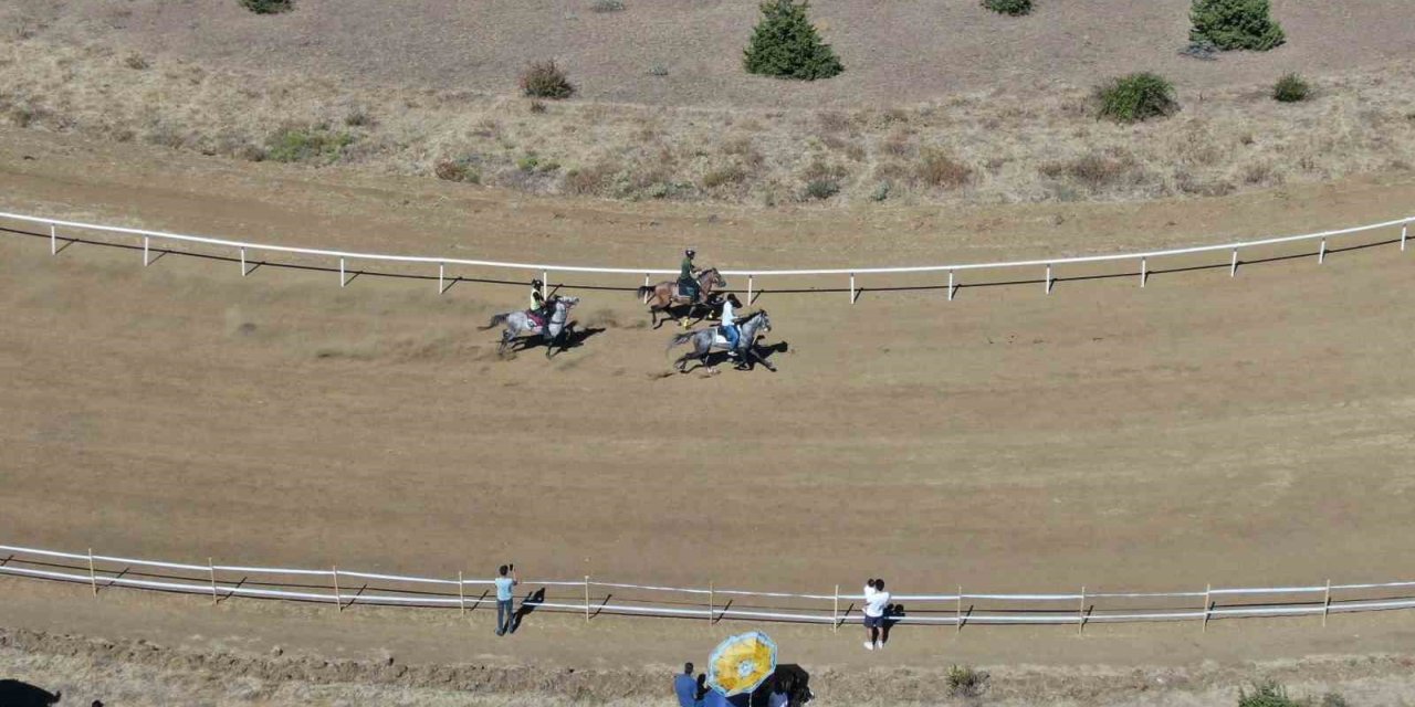 Kastamonu’da düzenlenen at yarışlarına yoğun ilgi
