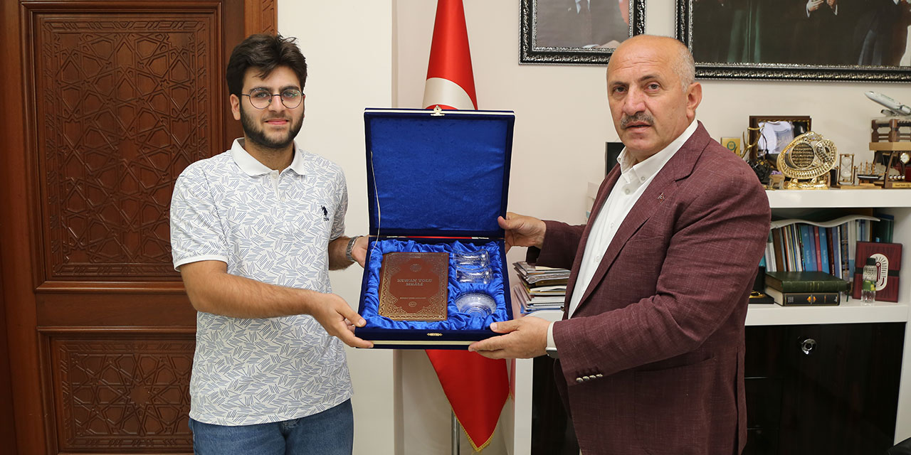 Başkan Çiftçi, Çayeli’nin Başarılı Öğrencilerini Makamında Ağırladı