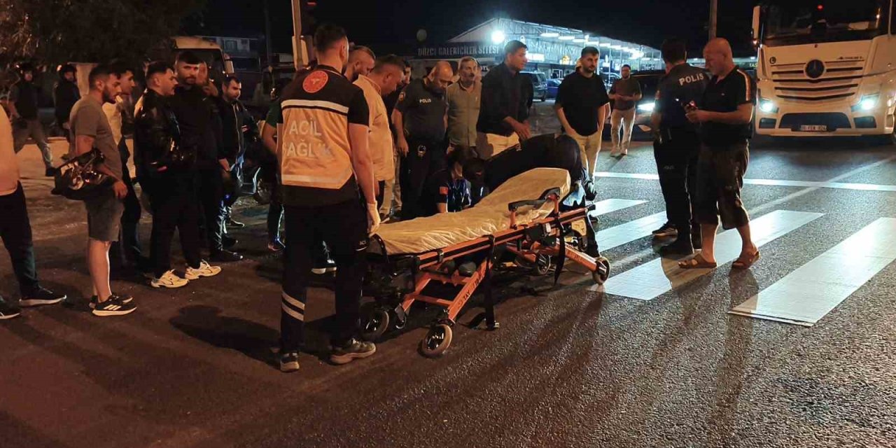 Yola aniden fırlayan yayaya motosiklet çarptı 1 yaralı