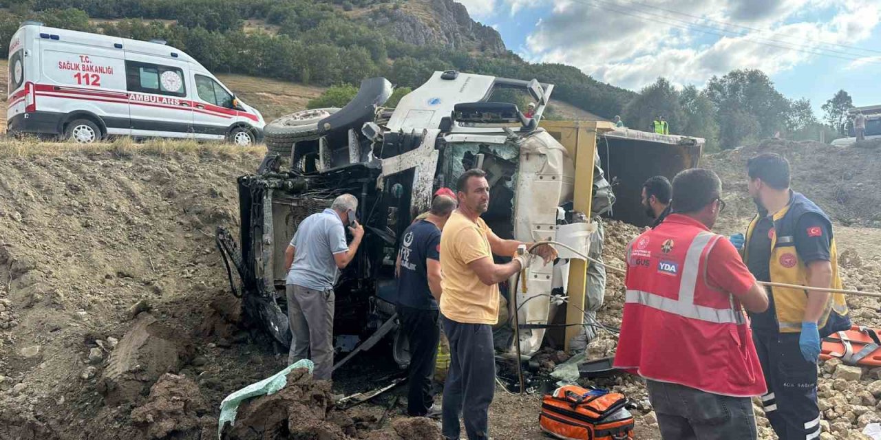 Tokat’ta hafriyat kamyonları çarpıştı, 1 sürücü ağır yaralandı