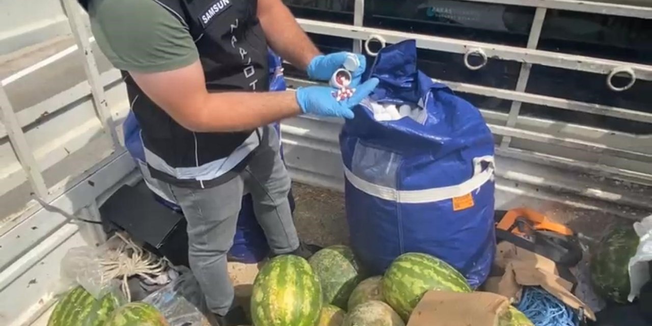 Karpuz yüklü kamyonette 110 bin uyuşturucu hap ele geçirildi