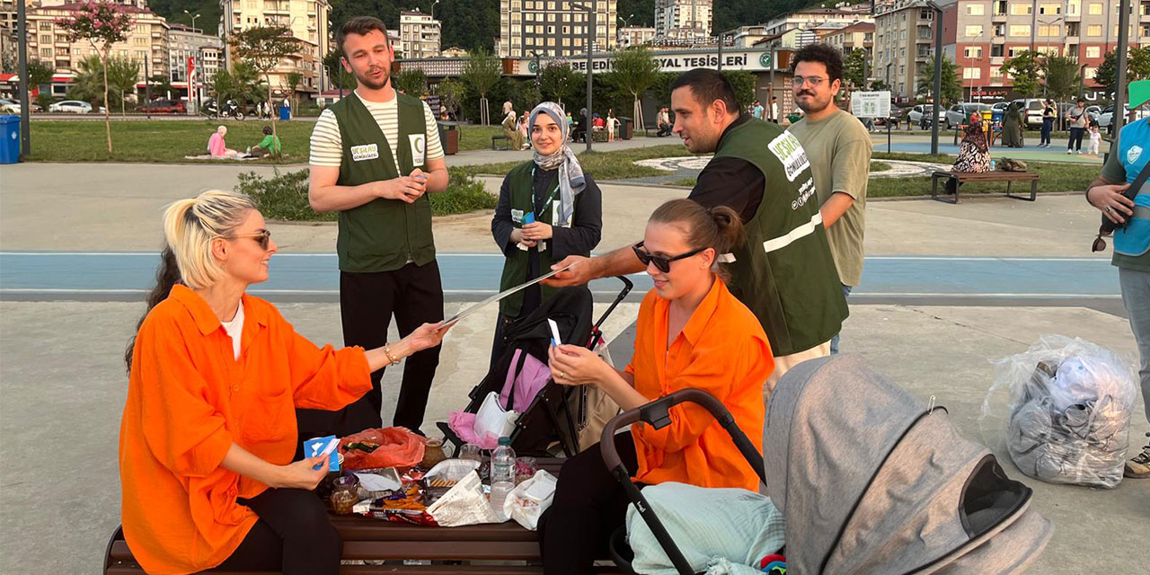 Yeşilay Rize Şubesi’nden Sahilde “Bağımlılığa Karşı Mesaj Var” Etkinliği