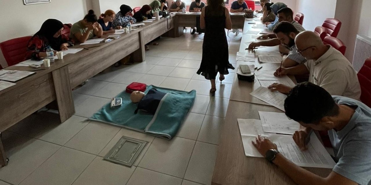 Kamu personeline ilk yardım eğitimi verildi