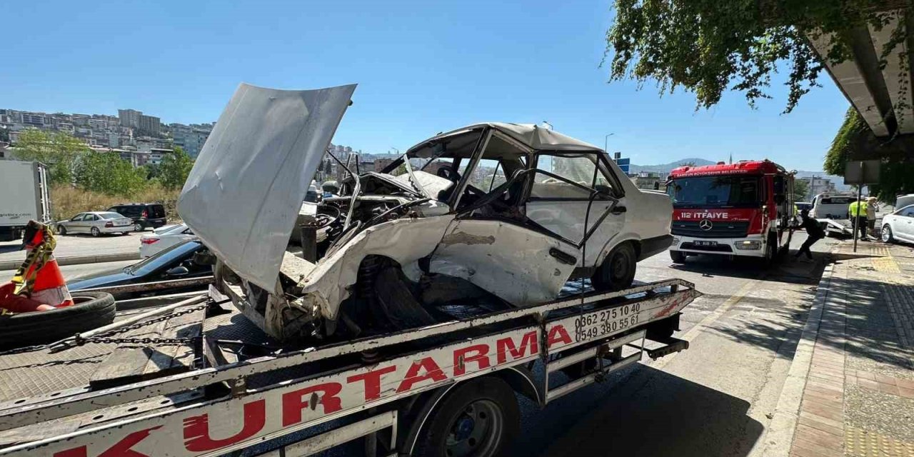 Kazaya karışan Tofaş otomobil hurdaya döndü: 1’i ağır 2 yaralı