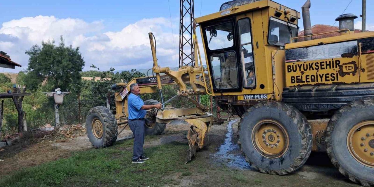 Muhtar, yol çalışması yapan iş makinesini kendi elleriyle yıkadı