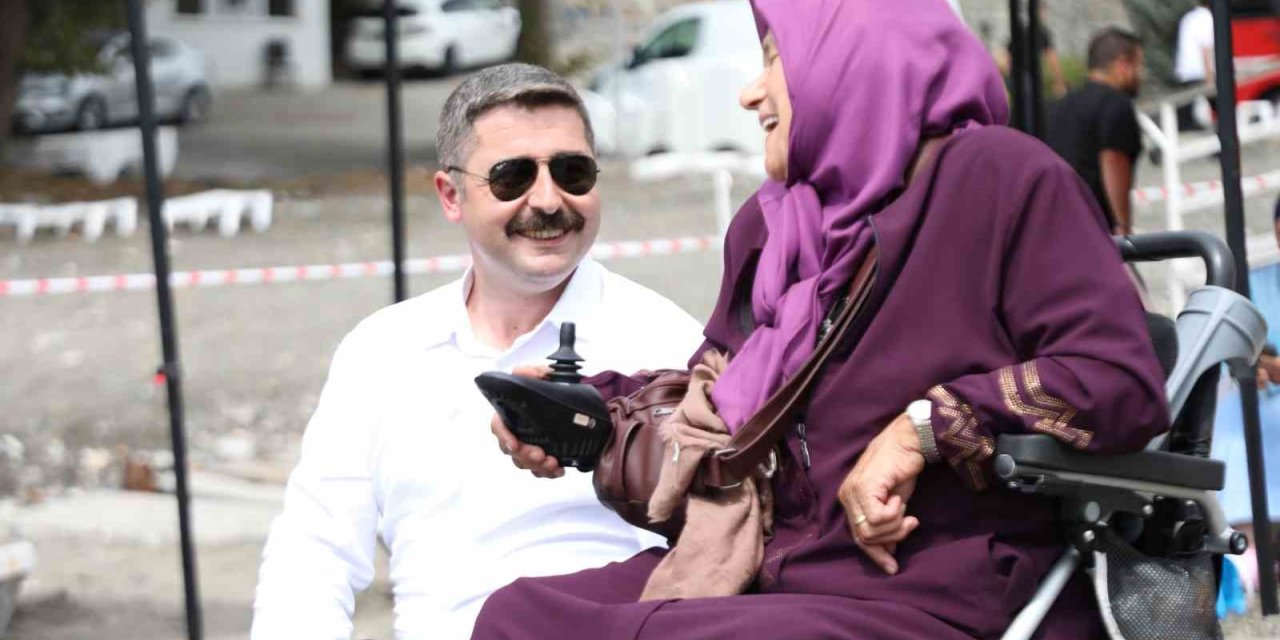 76 yaşındaki bedensel engelli kadın, ömründe ilk kez denizi gördü