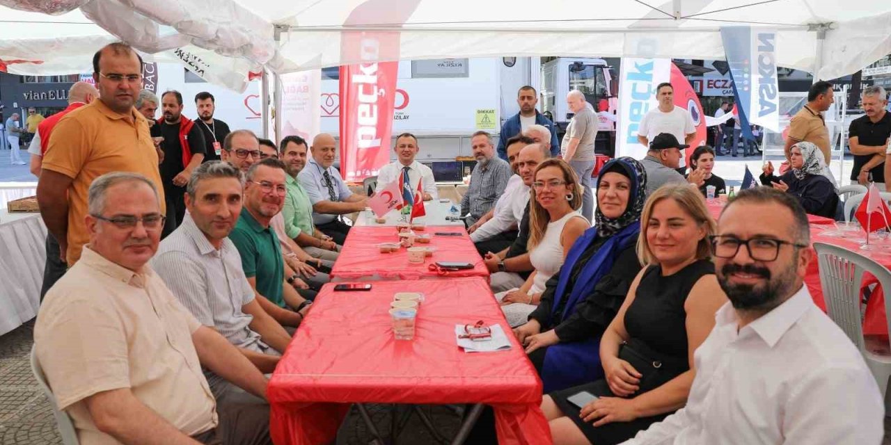 Samsun İl Sağlık Müdürlüğü yöneticilerinden Kızılay’ın kampanyasına destek