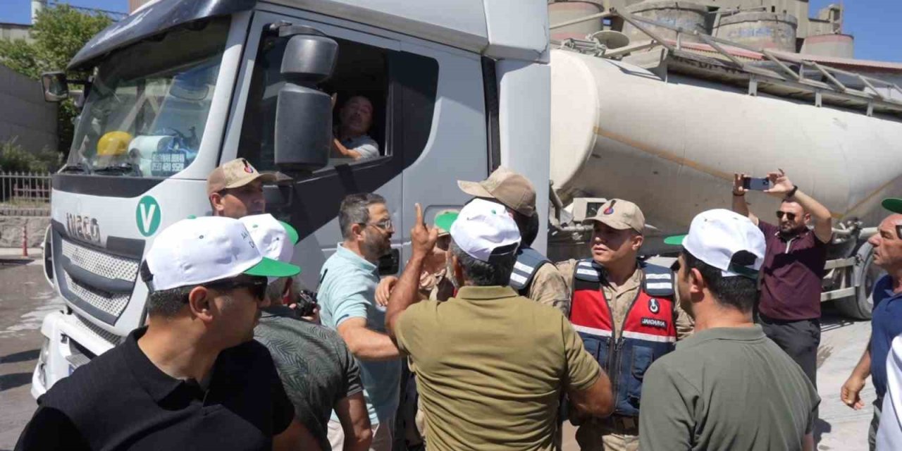 Çimento Fabrikasının Tozu, Beldeyi İsyan Ettirdi