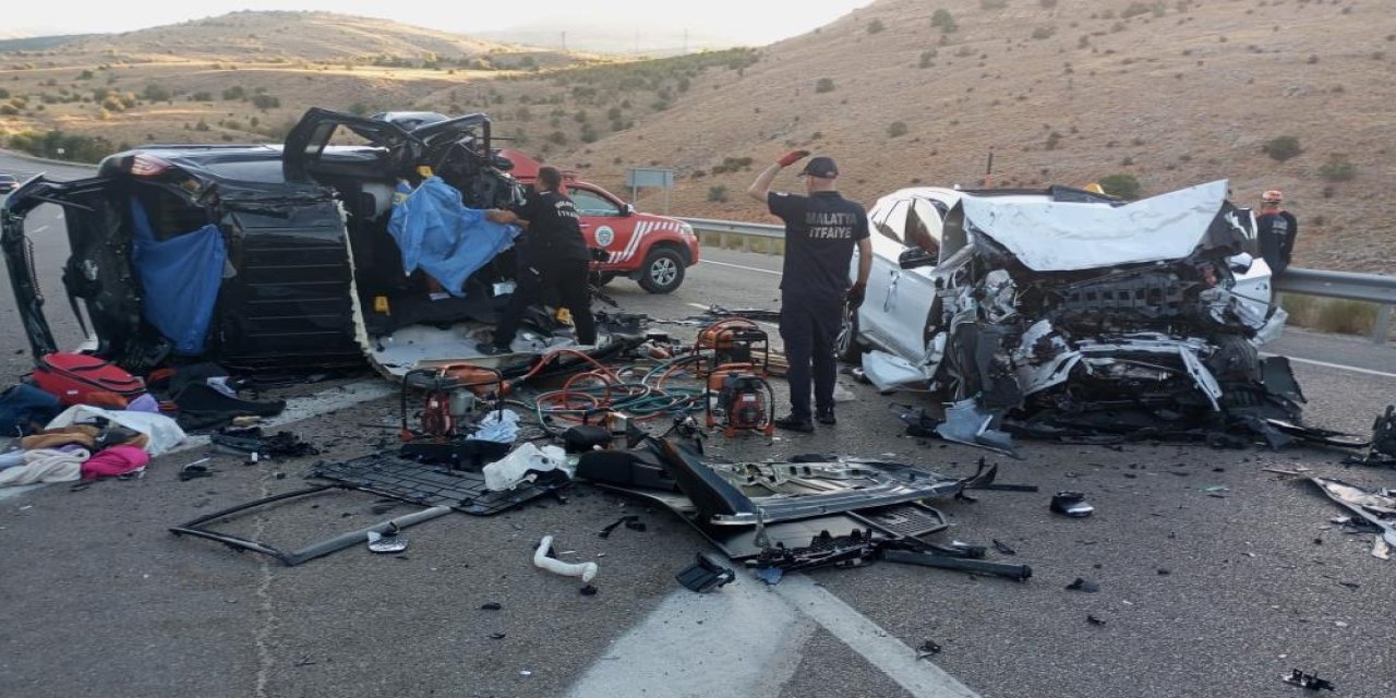 Hafif ticari araç ile otomobil çarpıştı: 4 ölü, 2 yaralı