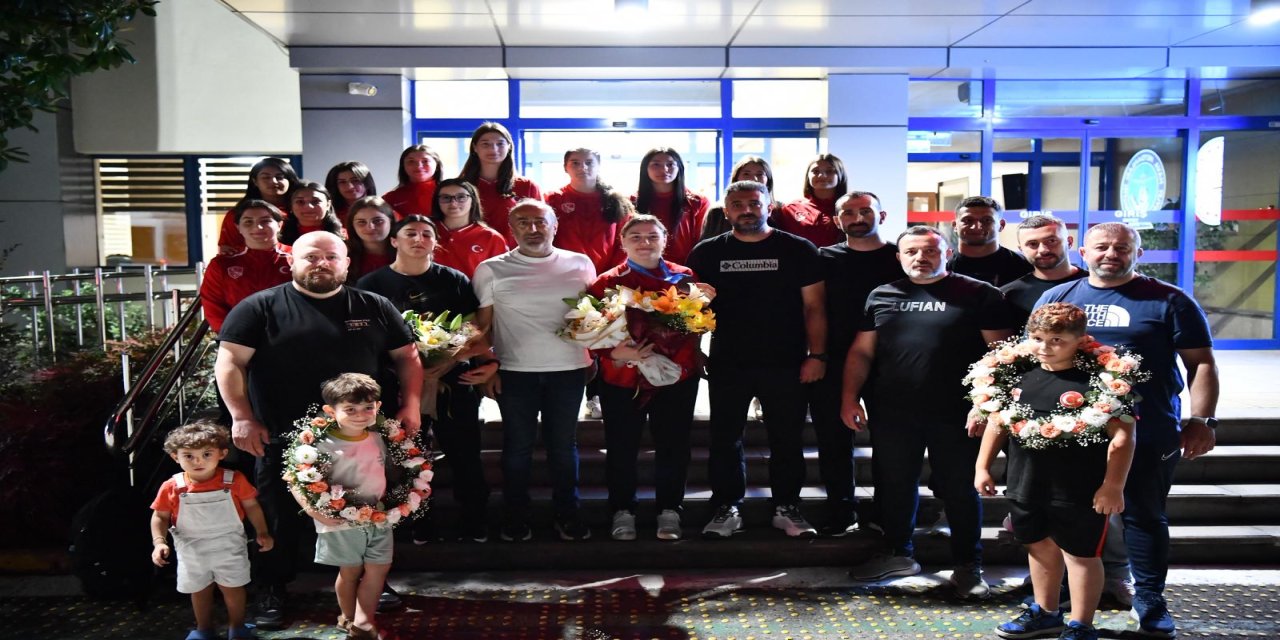 Dünya Üçüncüsü Beyza Nur Akkuş’a Coşkulu Karşılama