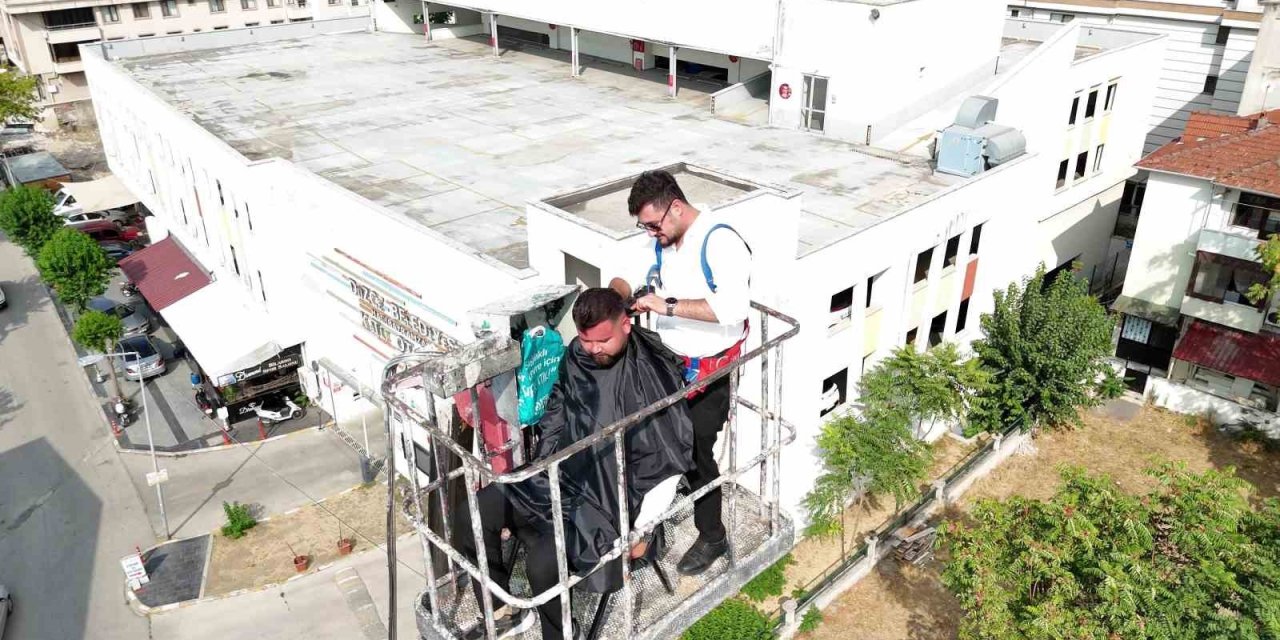 15 yıllık berber yeni açtığı dükkanının ilk tıraşını gökyüzünde yaptı