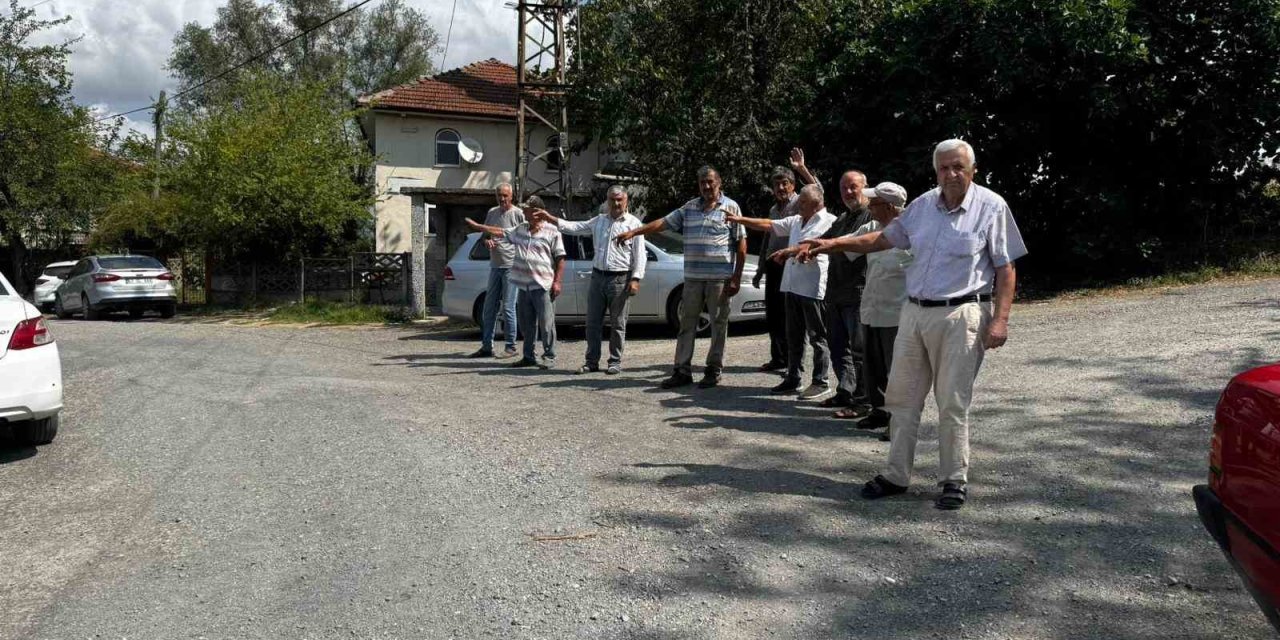 Muhtar ve köylünün yol çilesi