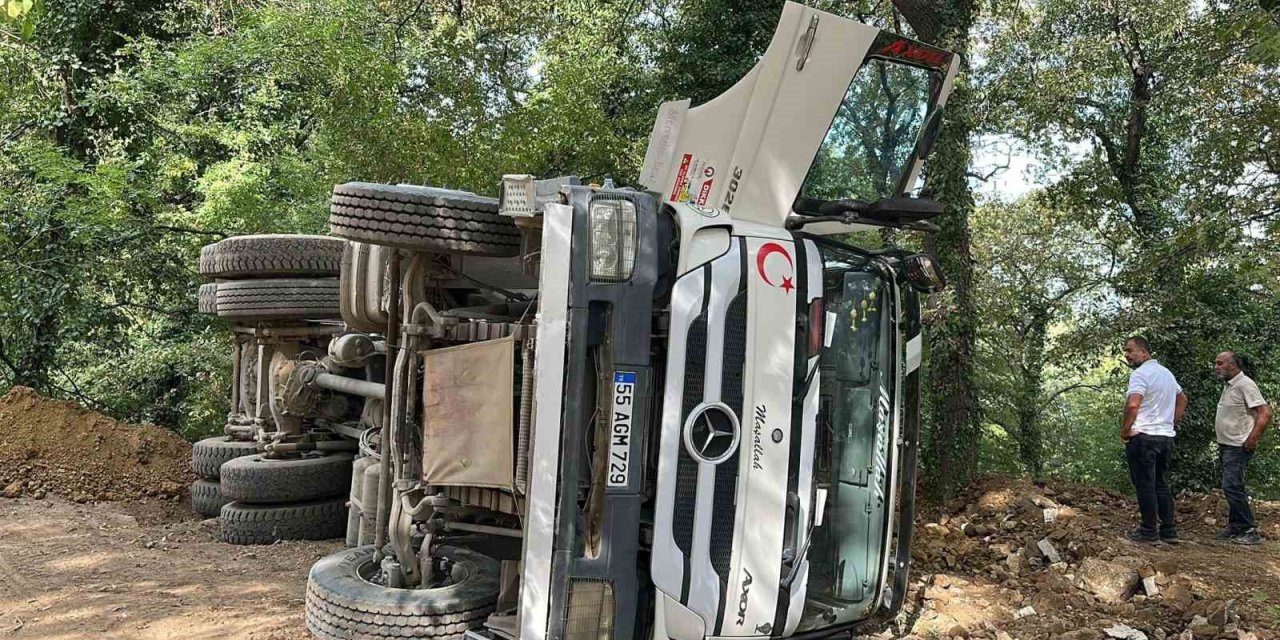 Samsun’da hafriyat kamyonu devrildi: 1 yaralı