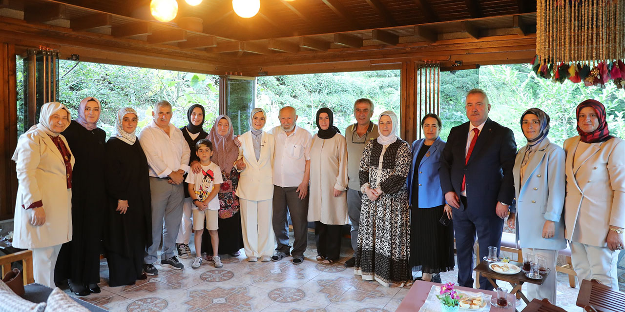 Bakan Göktaş, 63 yıllık evli Rizeli Kanbur çiftinin evine misafir oldu
