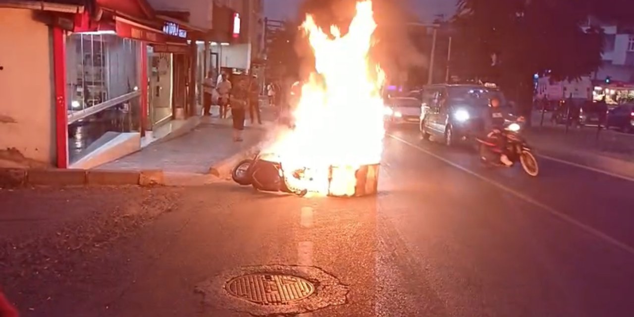 Seyir halindeki motosiklet yandı, olay anı güvenlik kamerasında