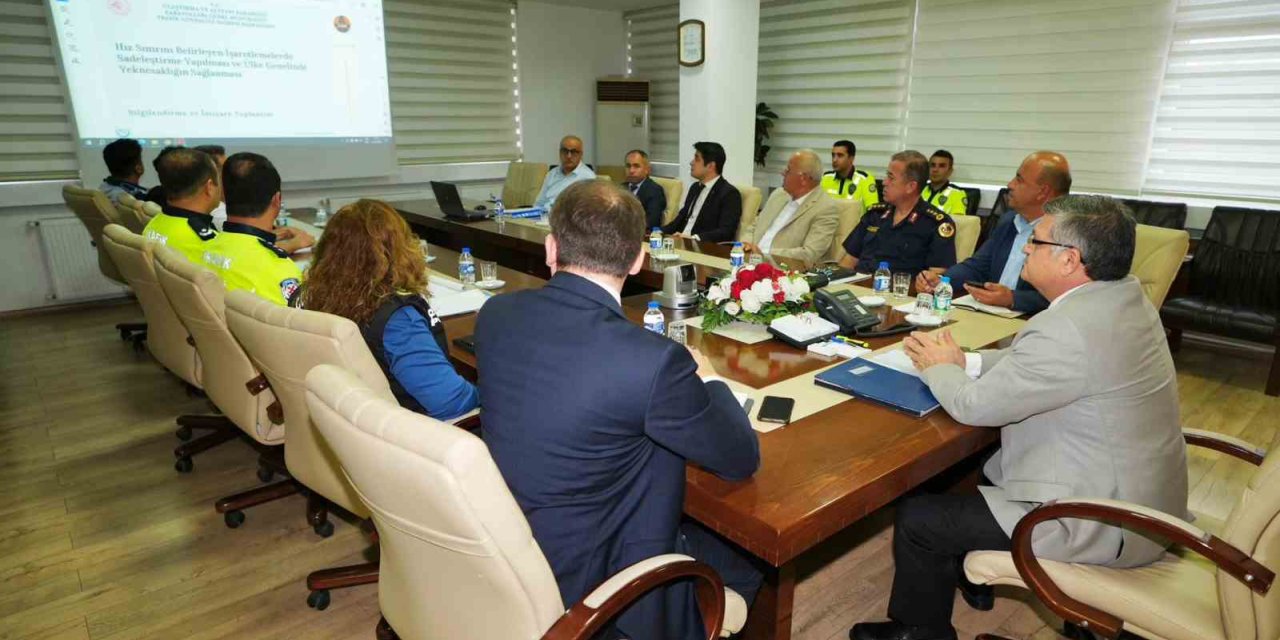 Sinop’ta şehir içi trafik levhaları sadeleşiyor