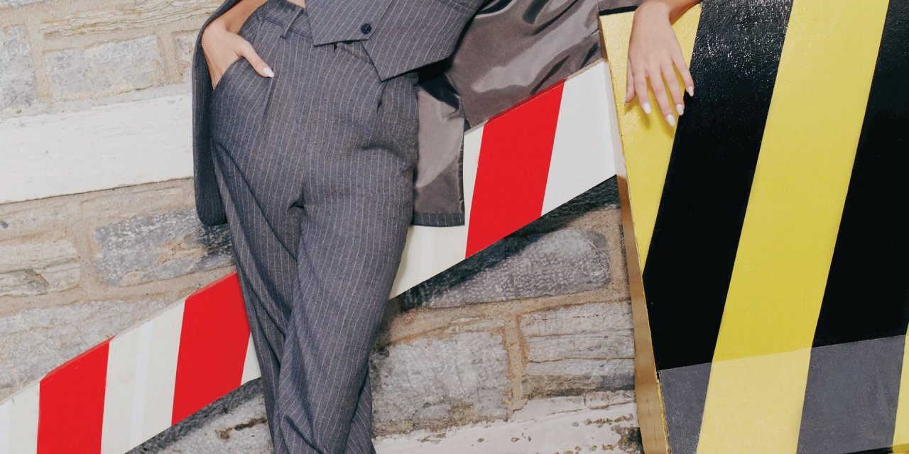 Afra Saraçoğlu, Defacto’nun Yeni Koleksiyonu İçin Kamera Karşısına Geçti