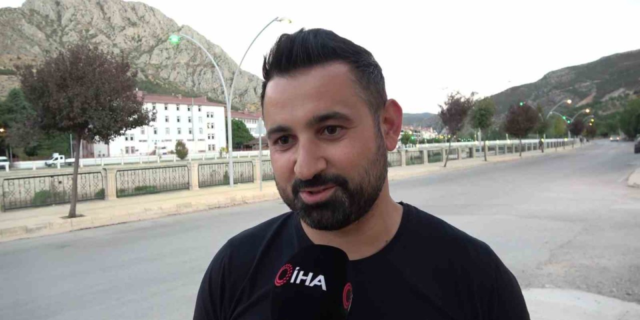 Motosikletiyle dolaşırken yılkı atlarıyla yarıştı