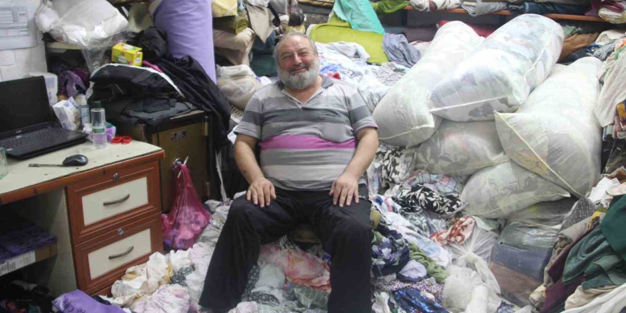 Hastane müdürüyken kumaş bağımlısı oldu: Dükkanı dağınıklıkla dikkat çekiyor