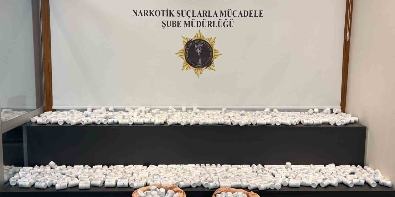 Ahırdaki arı kovanlarının arkasına gizlenen çuvallardan 54 bine yakın uyuşturucu hap çıktı