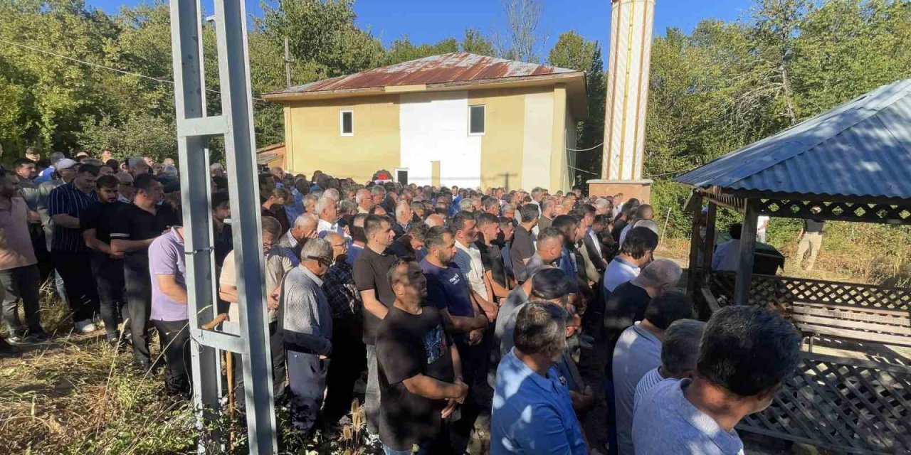 Kestiği ağacın altında kalarak kalp krizi geçiren işçi toprağa verildi