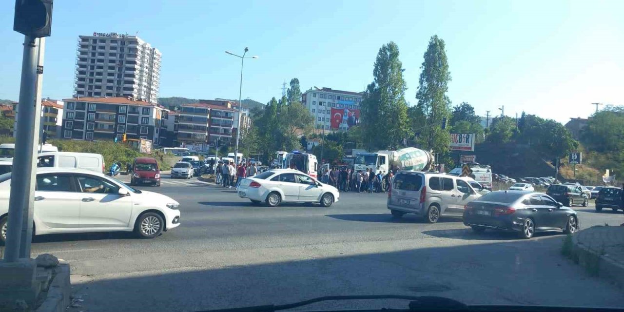 Motosiklet ile beton mikseri çarpıştı: 1 yaralı