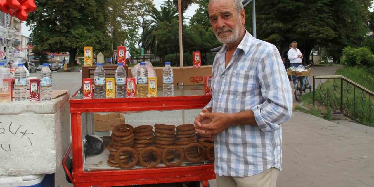 Nefesi türkülere yetmedi, Tarihi Köprü’de simit satıyor