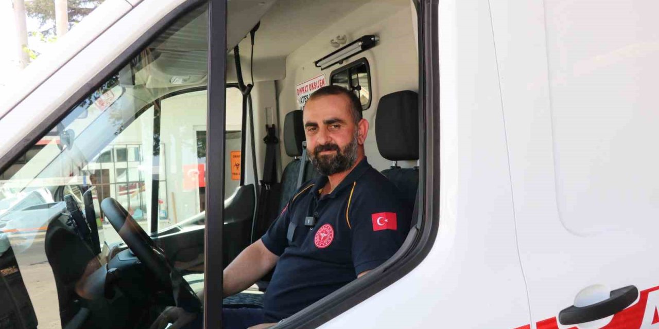 Ambulans şoförü çocuğu yalın ayak bırakmadı, istasyona galoşla döndü