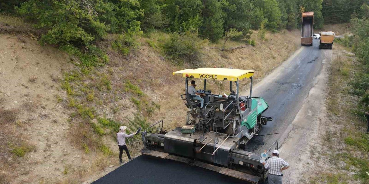 Kışın karla mücadele ediyorlar, yazın 40 derece sıcağın altında köy yollarını asfaltlamak için gece gündüz çalışıyorlar