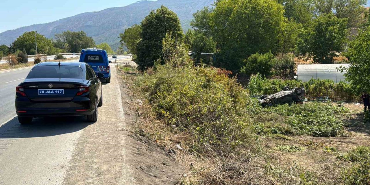 Çarpışan otomobillerden biri takla atıp bahçeye uçtu: 1’i ağır 5 yaralı