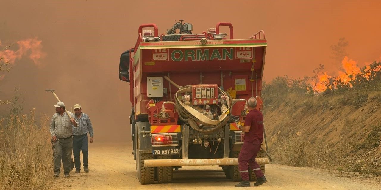 Karabük’teki orman yangını rüzgarın etkisiyle büyüyor