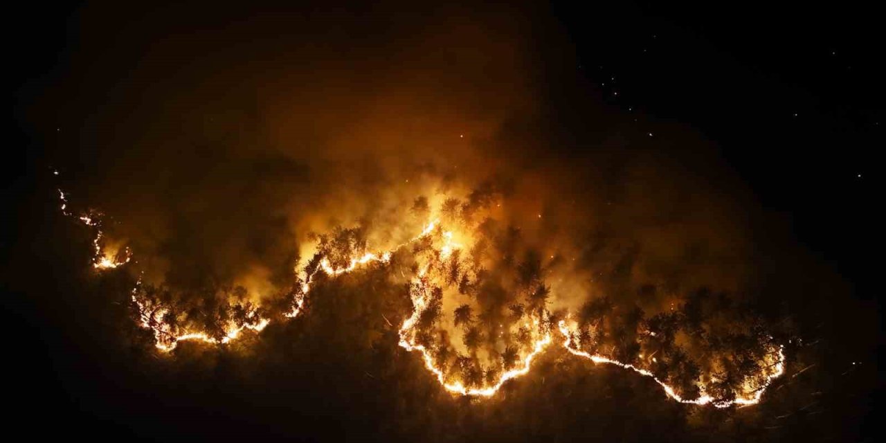 Karabük’te 12 saattir devam eden orman yangını böyle görüntülendi