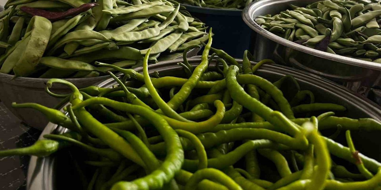 Bayburtlu Kadınlar Kışlık Turşu Hazırlıklarına Başladı