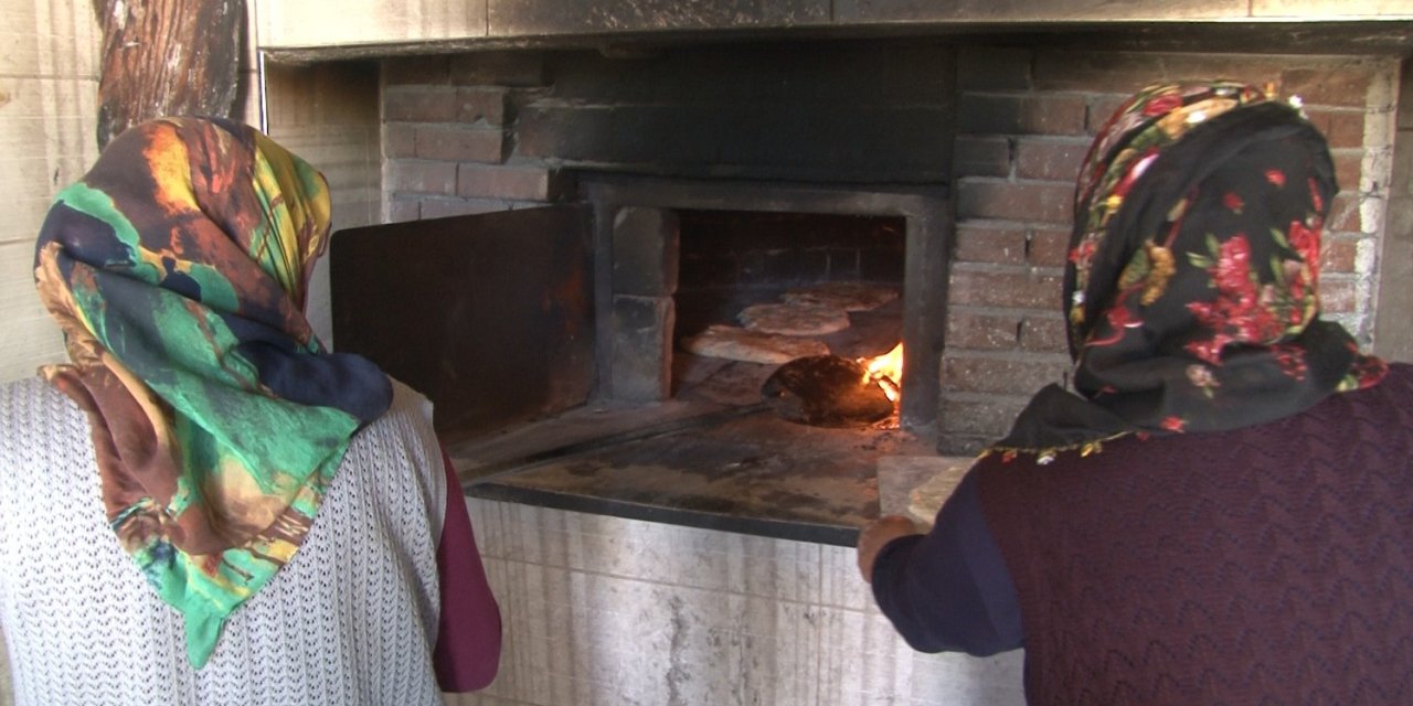 Asırlık gelenek dayanışma kültürünü yansıtıyor, kadınlar imece usulü ekmek yapıyor