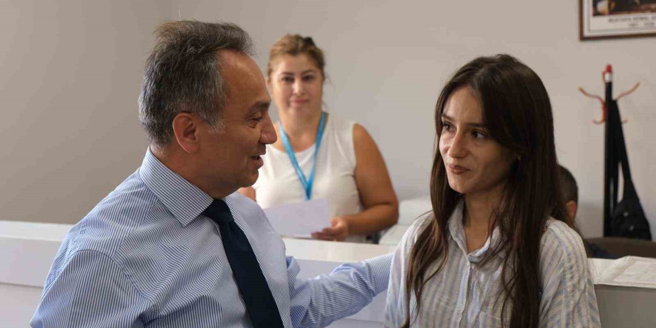 Rektör Yılmaz, öğrencilerin kayıt heyecanını paylaştı