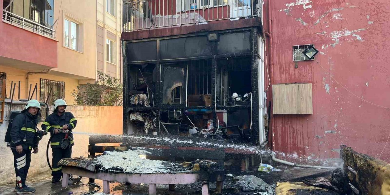 Balkonda çıkan yangın eşyaları küle çevirdi