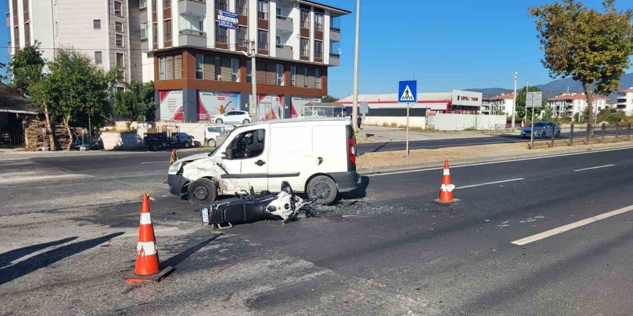 Hafif ticari araç ile motosikletin karıştığı kazada 1 kişi ağır yaralandı