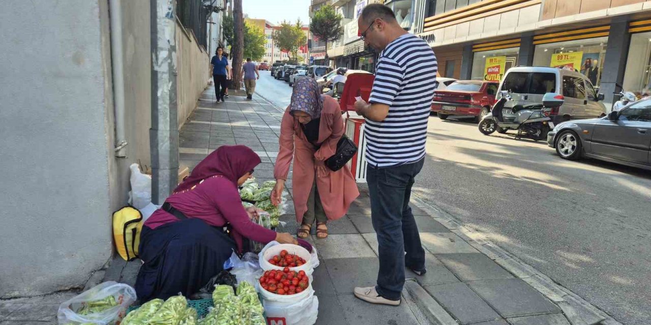 Fedakar kadınlar: Sokakta bamya satarak aile bütçesine destek oluyorlar