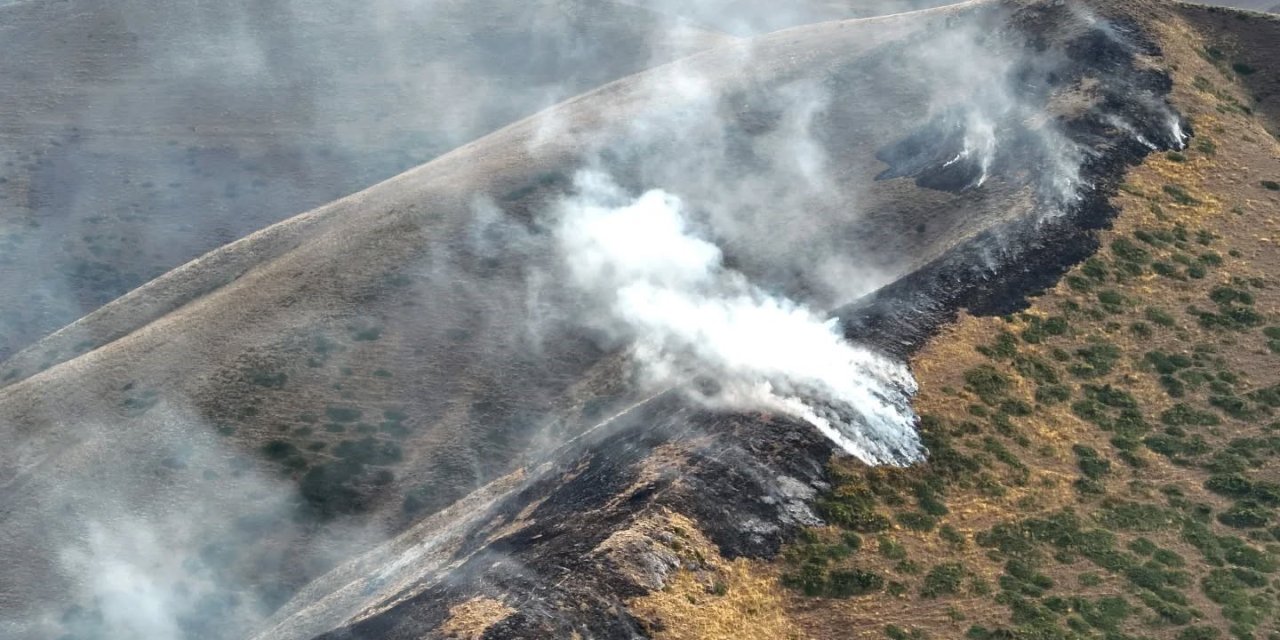Bayburt’ta örtü yangını söndürüldü