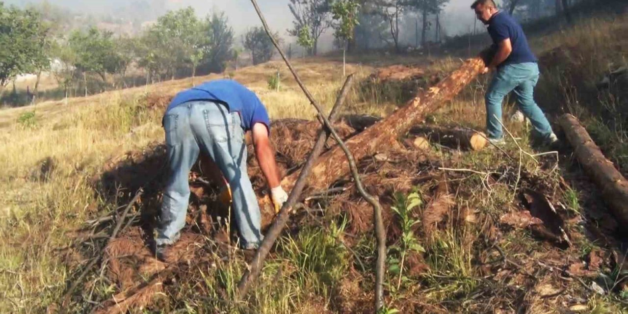 Karabük’te köylüler, evlerini korumak için su taşıyarak yangına müdahale etti