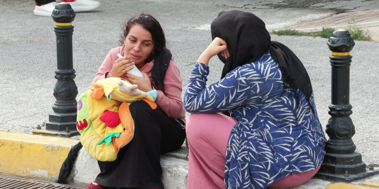 Adli Tıp Önünde Annenin En Acı Anı... Cenazeyi Beklerken Çocuğunun Oyuncağına Ve Biberonuna Sarılarak Ağladı