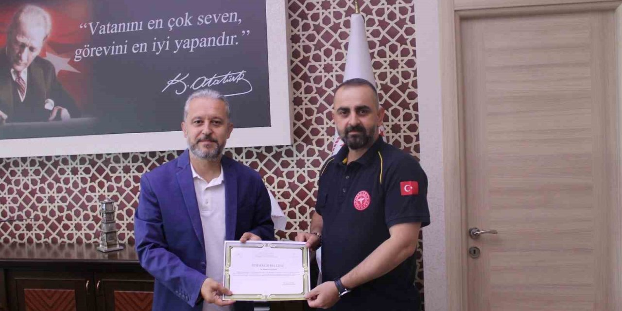 Kağıt toplayıcı çocuğa ayakkabılarını veren sağlık ekibine teşekkür