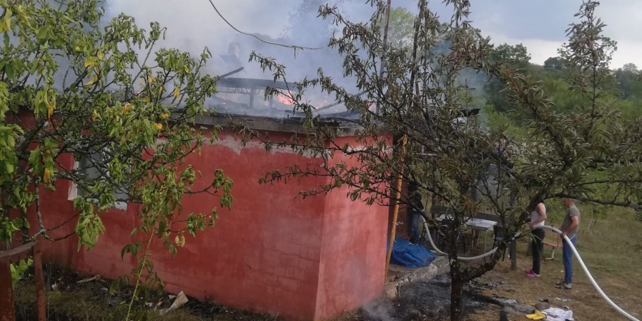 Çaycuma’da bağ evi olarak kullanılan baraka alevlere teslim oldu