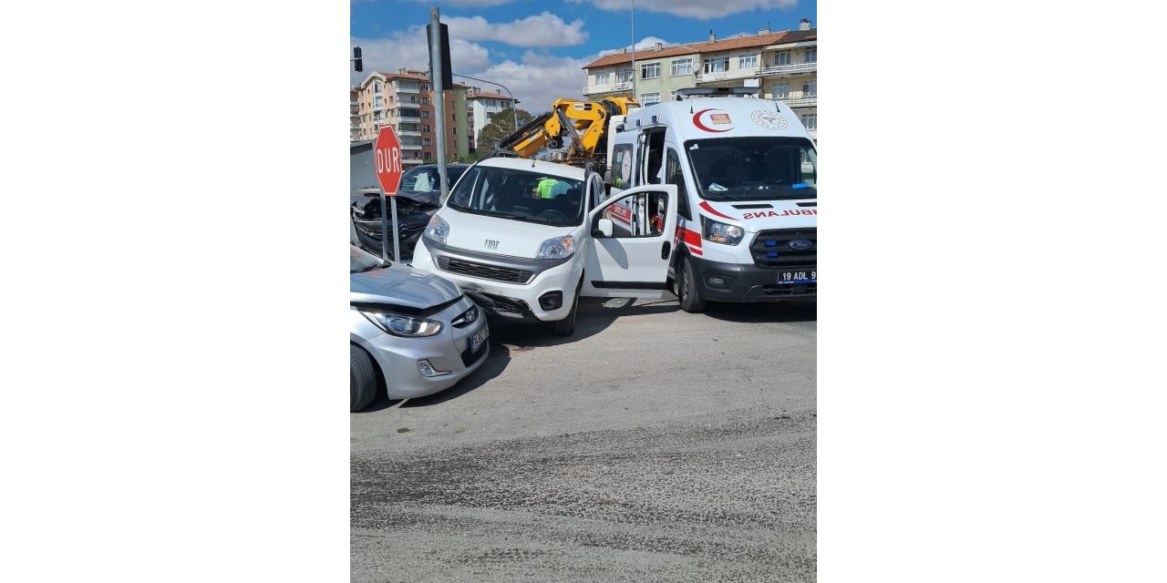 Çorum’da 3 araç kavşakta çarpıştı: 2 yaralı