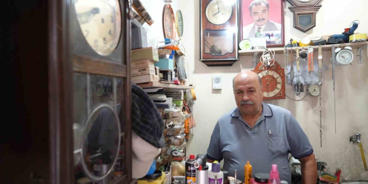 4 metrekarelik dükkanda zamana ayar veriyor