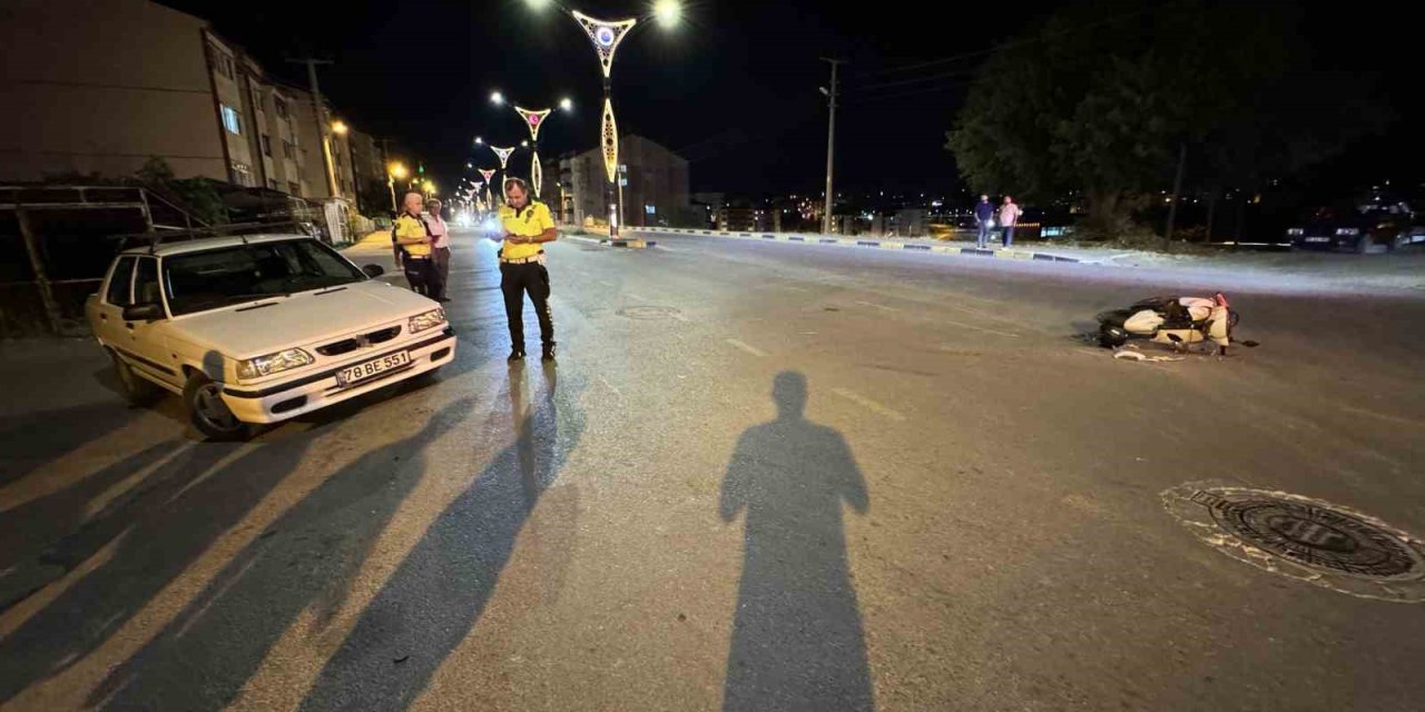 Otomobille çarpışan motosikletteki 2 kişi yaralandı