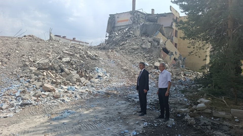 41 yıllık Bayburt İmam Hatip Lisesi binası yıkıldı