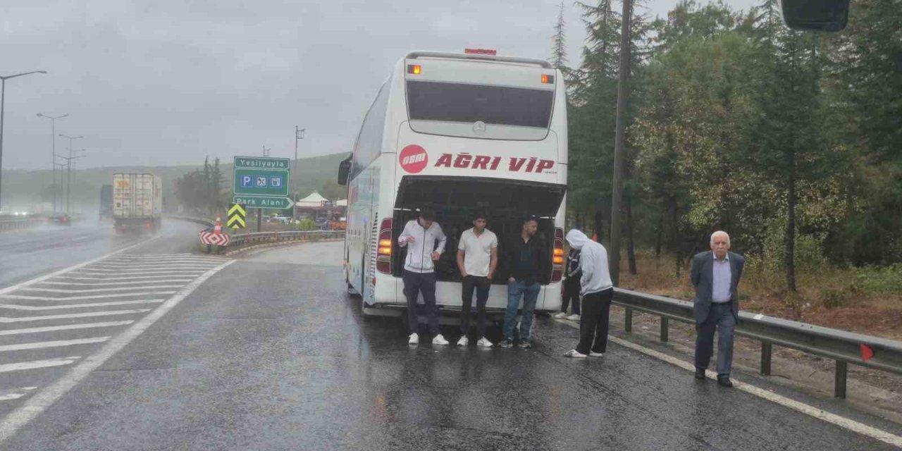 Otobüsler çarpıştı, yolcular ıslanmamak için bagaj kapaklarını açtılar